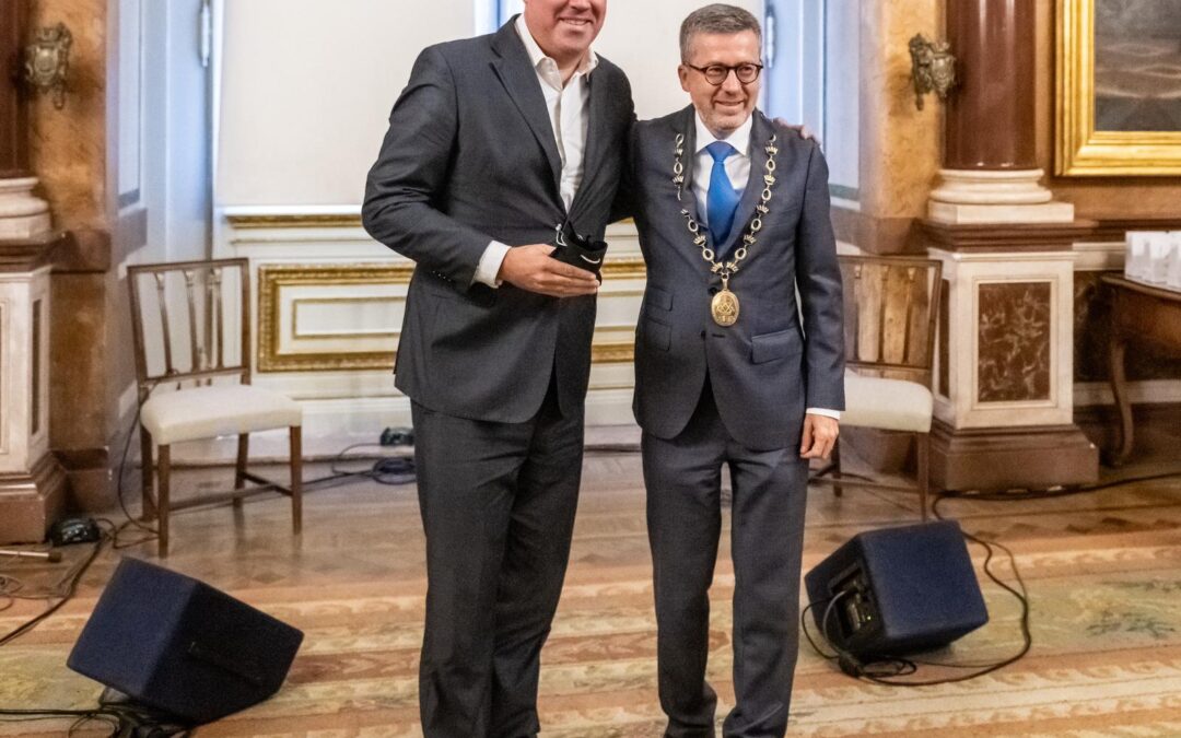 Carlos Moedas entrega colar da cidade ao Presidente da Junta do Lumiar