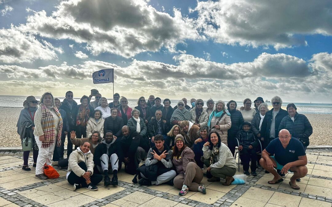 Junta de Freguesia do Lumiar leva seniores à Praia da Figueirinha para o primeiro mergulho do ano
